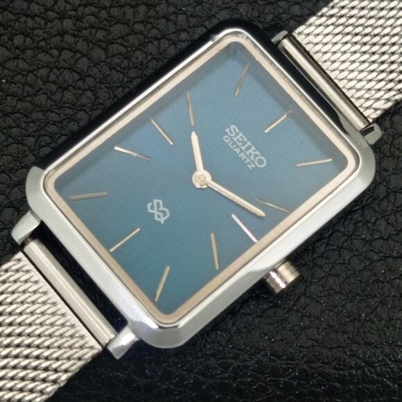 Vintage Style Seiko Quartz Mens Silver Watch & Blue accents W/ Steel Strap - Picture 6 of 8